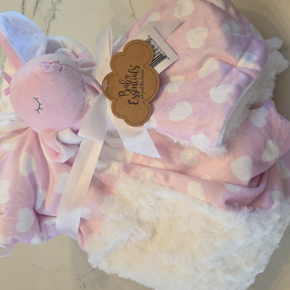 NWT Baby Essentials Pink and White Heart Blanket
